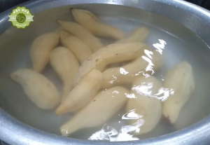 Chế biến khoai lang bằng cách ngâm nước muối
